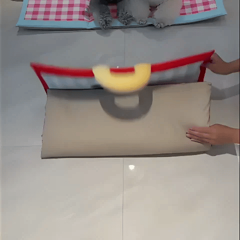 Tapis rafraîchissant Chien GIF déplint et nettoyant une tache et avec deux chiens avec les deux modèles offerts