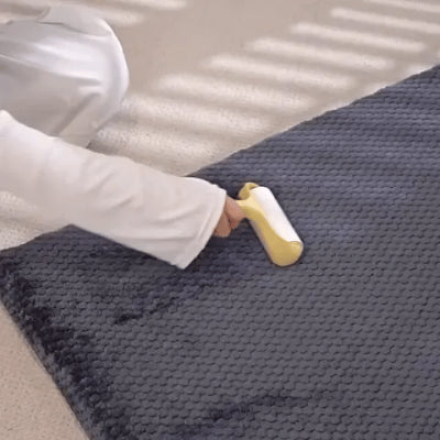 Lit pour chien GIF bleu sur la moquette du salon où la maîtresse enlève les poils avec brosse et son caniche gris s'installe
