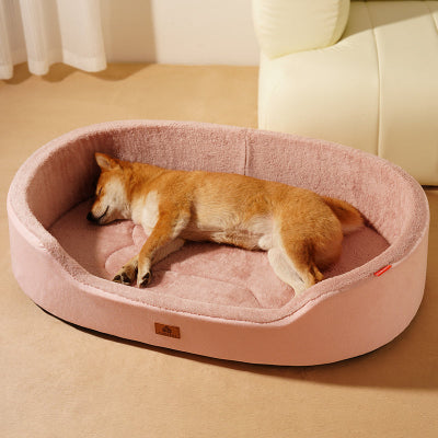 Panier Chien rose sur moquette beige avec chien dormant paisiblement