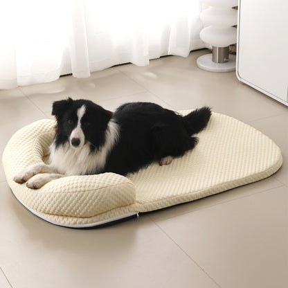 Tapis rafraichissant Chien jaune avec chien sur tapis au centre du salon