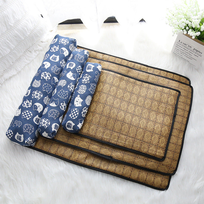 Tapis rafraichissant Chien Bleu/motifs blanc sur drap blanc vide proposant trois tailles