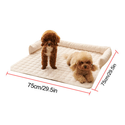 Protection canapé chien beige pâle sur fond blanc proposant les dimensions avec deux caniches un brun et un brun pâle 