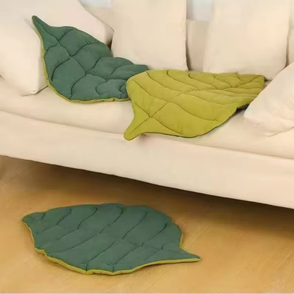 Tapis Chien vert deux teintes forme de feuille  trois dont deux sur canapé et un sur plancer bois