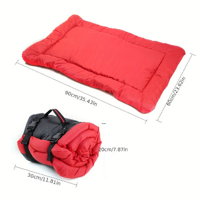 Lit de camp pour chien rouge montrant les dimensions ouvert ou roulé