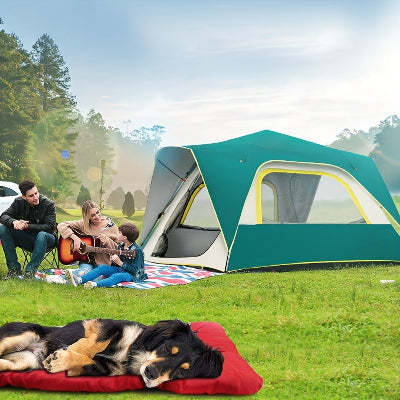 Lit de camp pour chien rouge en camping avec chien dormant paisiblement