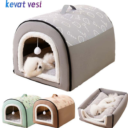 Niche pour Chien interieur gris avec un caniche qui s'y repose et avec le toit reviré et la bourrure par dessus pour créer simplement un lit pour chien et les deux couleurs proposés 