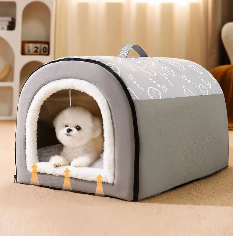 Niche pour Chien interieur gris avec un caniche heureux dans sa niche au milieu d'un salon