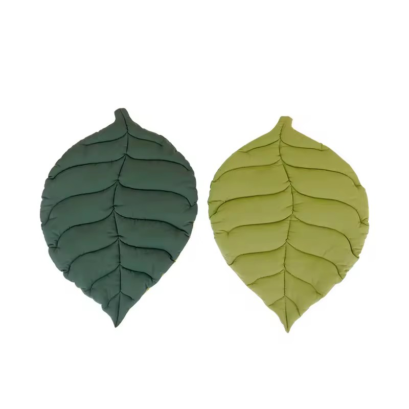 Tapis Chien vert deux teintes forme de feuille sur fond blanc 