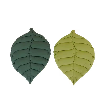 Tapis Chien vert deux teintes forme de feuille sur fond blanc 