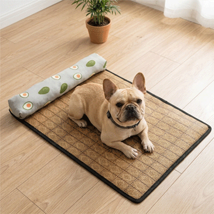 Tapis rafraichissant Chien GIF trois photos en boucle avec pug couché sur tapis vert/avocats chiwawa assis heureux sur tapis vert/avocats gros chiengris couché 