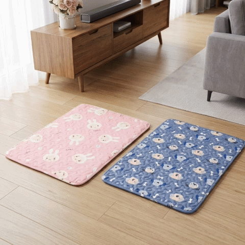 Tapis Chien rafraichissant GIF rose et bleu vide sur plancher salon et  bleu sur plancher bois gris avec chien dormant paisiblement et rose sur plancher bois gris avec chien couché heureux trois images en boucle