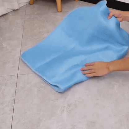 Tapis rafraichissant  chien GIF dépliant tapis bleu et un gris avec chien couché qui s'y assoit heureux