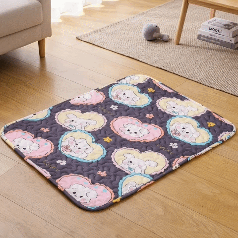 Tapis rafraichissant Chien GIF gris/multicolore vide sur plancher salon et avec chiens dormants paisiblement trois images en boucle