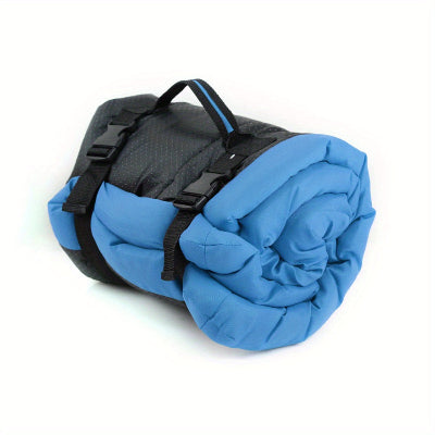 Lit de camp pour chien bleu vide sur fond blanc