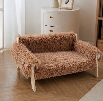 Lit pour Chien brun vide sur planchers de bois du salon