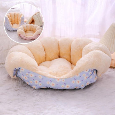 Lit pour chien fleurs bleus vide sur moquette poils longs blancs et bulle haut gauche les trois couleurs en différentes configurations 