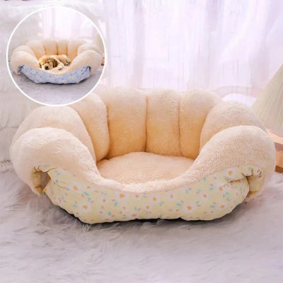 Lit pour chien fleurs jaunes vide sur moquette poils longs blancs et bulle haut gauche fleurs bleus avec chiot dormant profondément