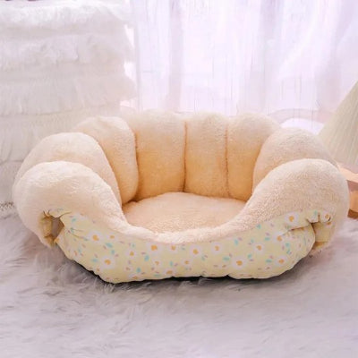 Lit pour chien  fleurs jaunes vide sur moquette poils longs blancs 