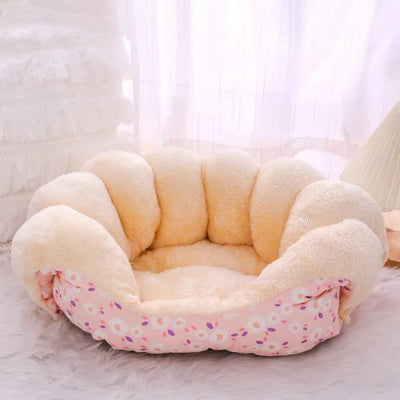 Lit pour chien  fleurs roses vide sur moquette poils longs blancs 