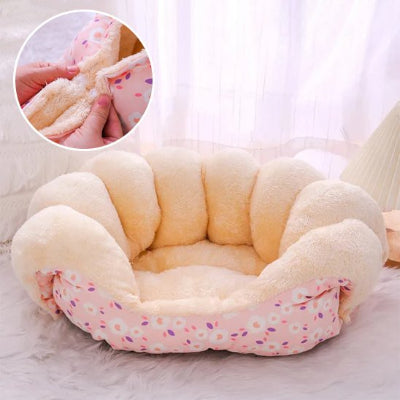Lit pour chien fleurs roses vide sur moquette poils longs blancs et bulle haut gauche refermant avec boutons poussoirs 