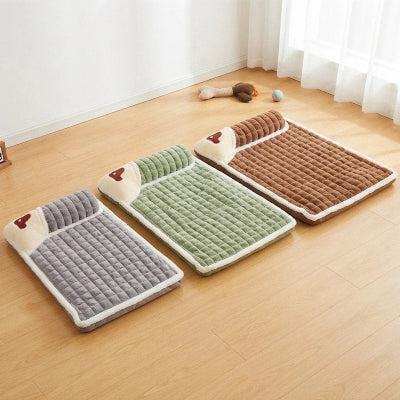 Lit pour Chien gris vert café sur plancher de bois proposant aussi les trois grandeur