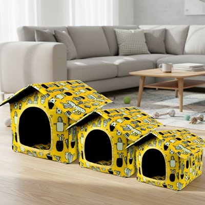 Maison pour chien jaune vide sur plancher bois dans salon proposant les trois grandeurs