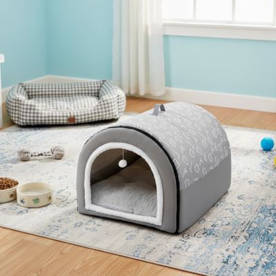Niche pour Chien interieur gris vide sur moqette du salon