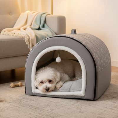 Niche pour Chien interieur gris sur moquette devant canapé avec caniche blanc se reposant