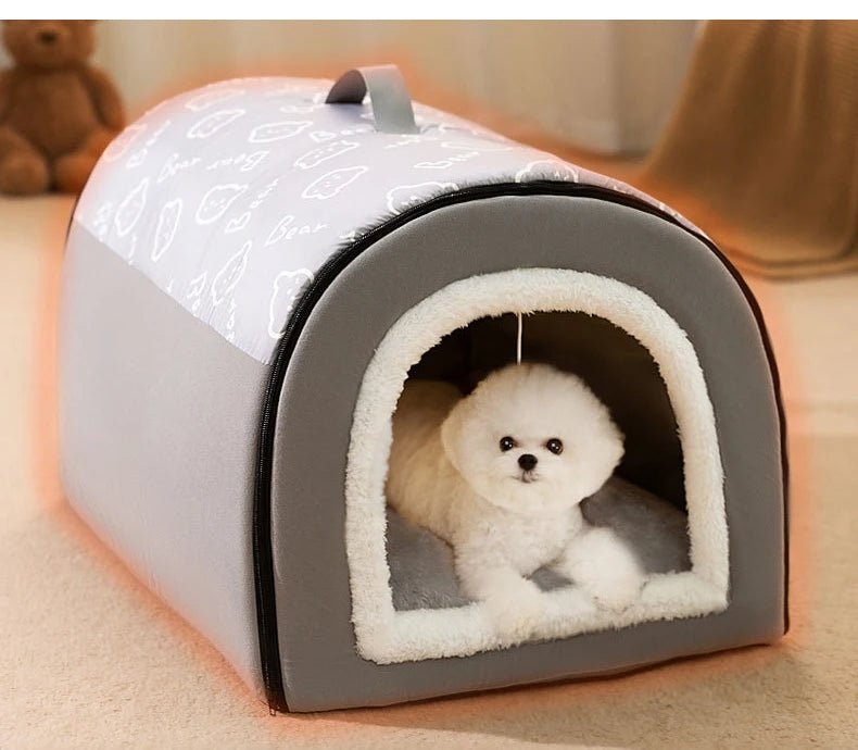 Niche pour Chien interieur  gris avec un caniche heureux dans sa niche au milieu d'un salon