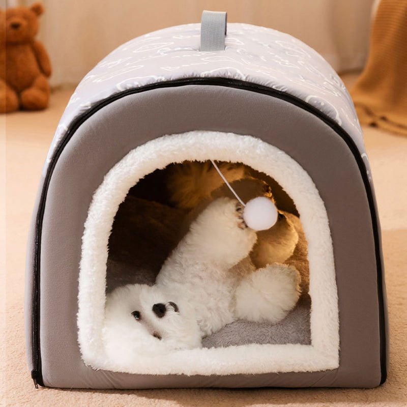 Niche pour Chien interieur gris sur moquette beige avec caniche blan sur le dos jouant avec petite boule