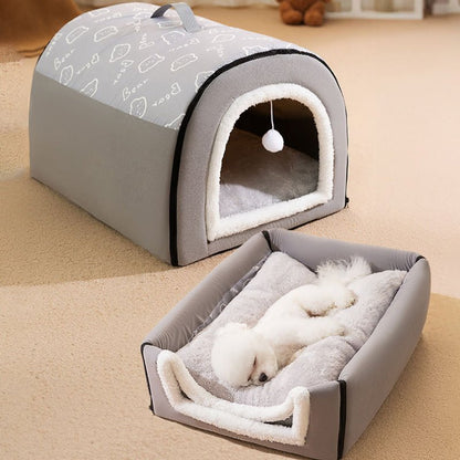 Niche pour Chien interieur gris un vide et un toit replié fesant un lit avec caniche blanc dormant profondément