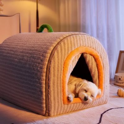Niche pour Chien interieur gris sur mquette blanc du salon avec caniche blanc dormant profndément
