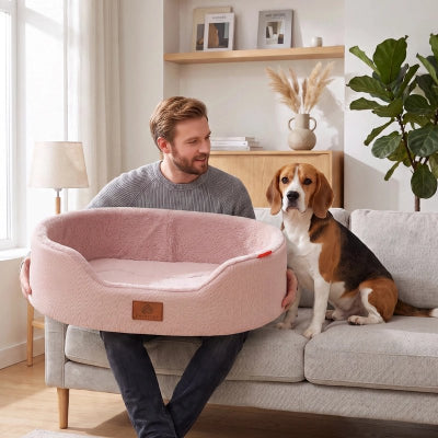 Panier Chien rose vide avec maître assis sur canapé tenant le panier et son chien assis à côté 