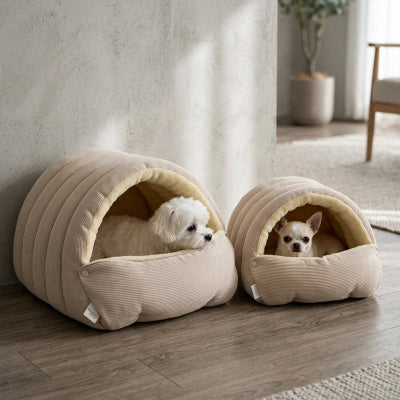 Panier pour petit chien beige sur planchers de bois du salon en deux grandeurs avec petits chiens heureux