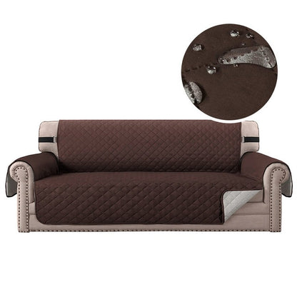 Protection canapé café vide sur canapé beige sur fond blanc