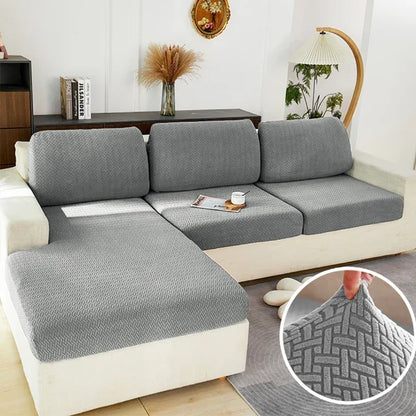Protection canapé gris clair vide sur canapé crème avec bulle coin droit zoomé montrant tissu 
