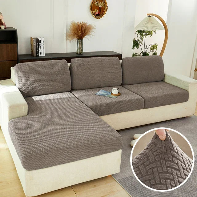 Protection canapé taupe vide sur canapé crème avec bulle coin droit zoomé montrant tissu 