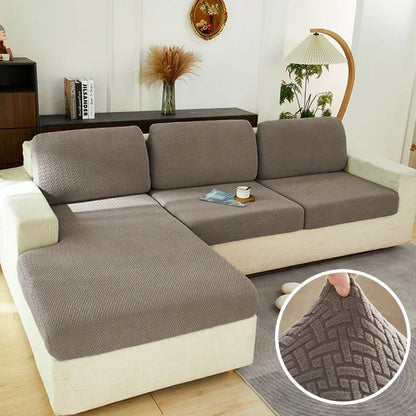 Protection canapé taupe vide sur canapé crème avec bulle coin droit zoomé montrant tissu 