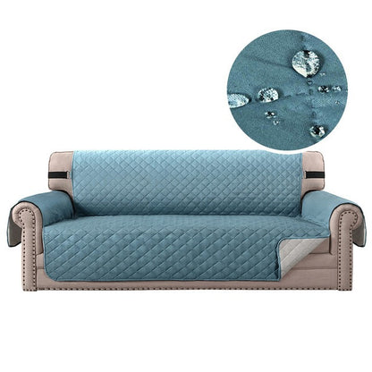 Protection canapé bleu clair vide sur canapé beige sur fond blanc