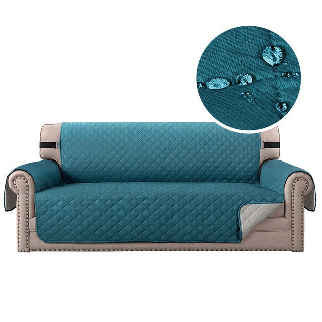 Protection canapé bleu lac vide sur canapé beige sur fond blanc
