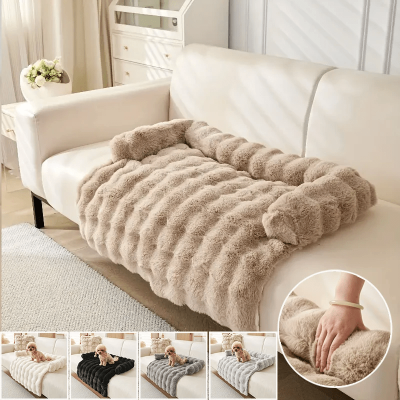 Protection canapé chien beige vide blanc gris gris pâle ou noir sur canapé blanc avec caniche beige assis quatre images  et une bulle montrant le moelleux du rebord dans l'image