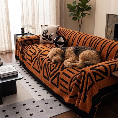 Protection canapé chien orange  avec caniche beige et noir dormant paisiblement
