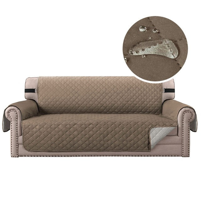 Protection canapé kaki foncé vide sur canapé kaki sur fond blanc
