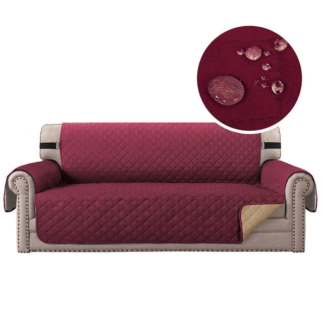 Protection canapé rouge vide sur canapé beige sur fond blanc