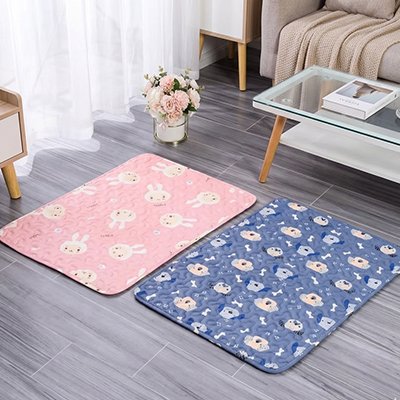 Tapis Chien rafraichissant rose et bleu vide sur plancher salon 
