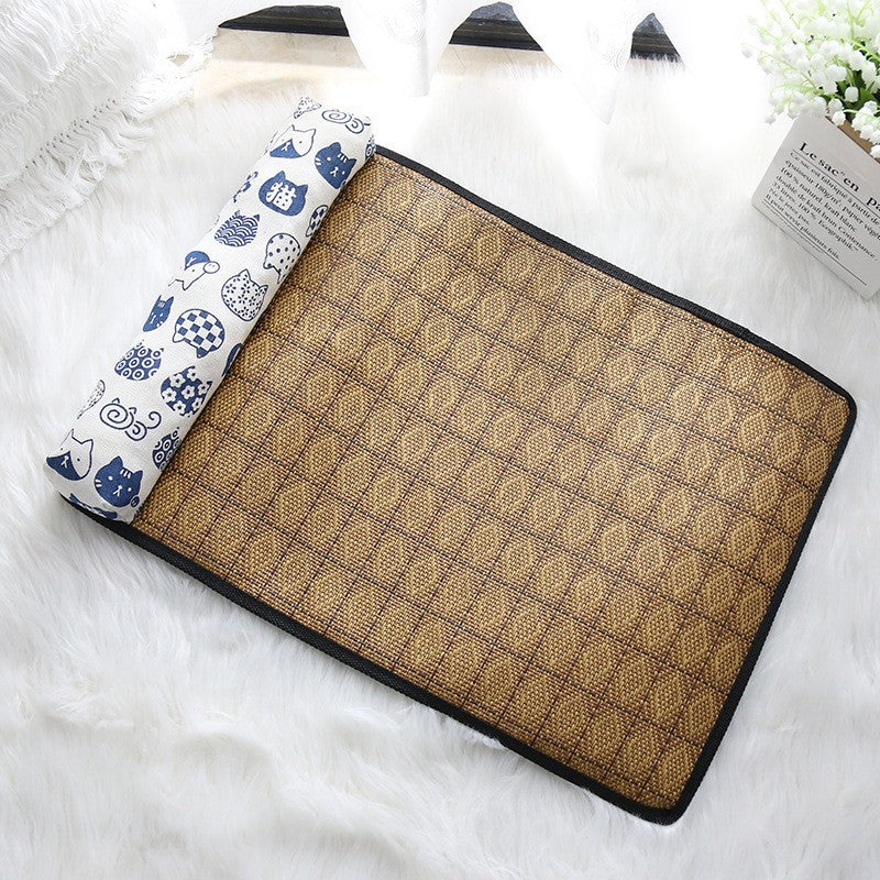 Tapis rafraichissant Chien Blanc/motifs bleu  sur drap blanc vide 