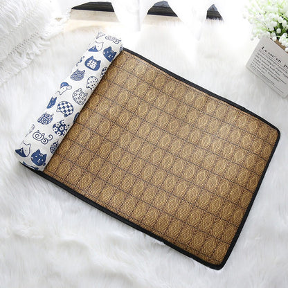 Tapis rafraichissant Chien Blanc/motifs bleu  sur drap blanc vide 