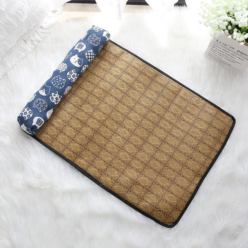 Tapis rafraichissant Chien Bleu/motifs blanc sur drap blanc vide 