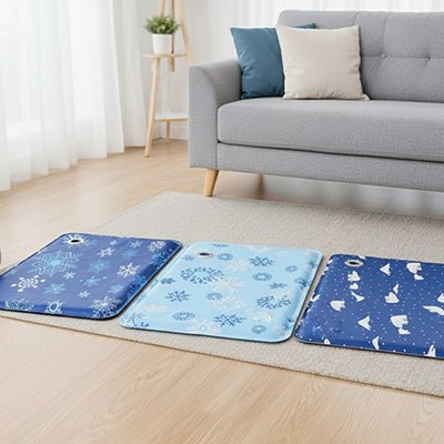 Tapis rafraîchissant Chien bleu vide sur le sol du salon en trois bleus offerts 