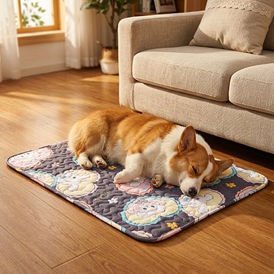 Tapis rafraichissant Chien gris/multicolore  sur plancher salon avec chien dormant allongé paisiblement 